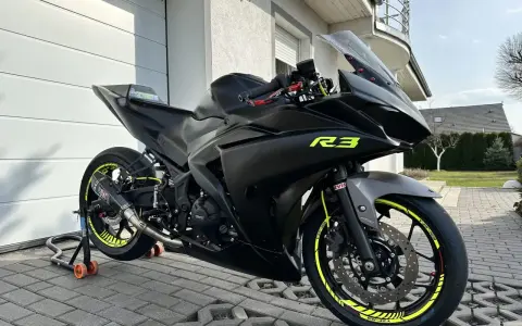 Czarny matowy motocykl Yamaha R3 z żółtymi akcentami. Poznaj jego yamaha r3 dane techniczne i poczuj moc!