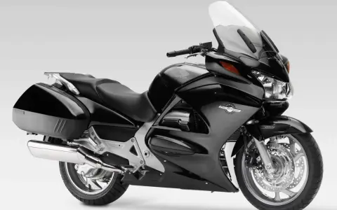 Czarny motocykl Honda ST 1300 Pan European. Choć ceniony za komfort, jego wady to m.in. waga i ograniczona zwrotność.