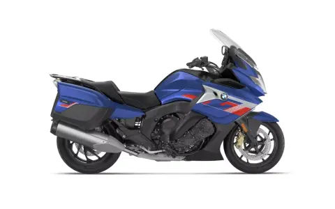 Niebieski motocykl BMW K1600GT z czerwonymi akcentami. Sprawdź bmw k1600gt dane techniczne, aby poznać szczegóły.