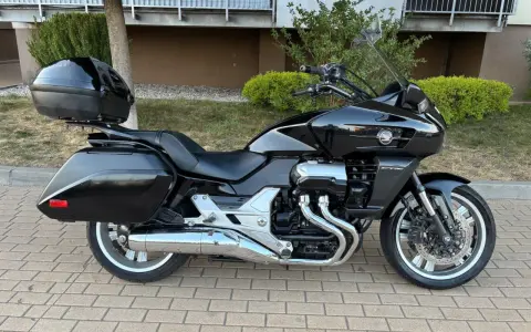 Czarny motocykl Honda CTX 1300 z kufrem centralnym i bocznymi, gotowy na podróż.
