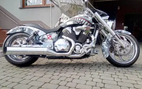 Customowy motocykl Honda VTX 1800 w malowaniu kamuflażowym z grafiką rekina. Dane techniczne tego potwora budzą respekt.