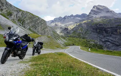 Alpy motocyklem: Planuj podróż marzeń! Trasy, koszty, porady