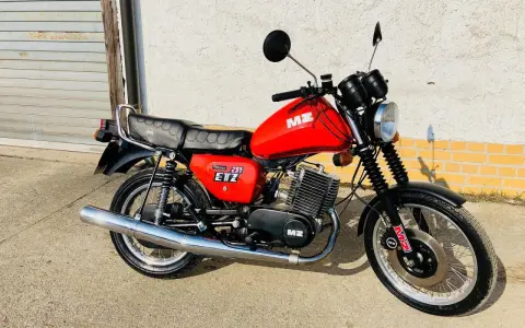 Czerwony motocykl MZ ETZ 251. Dane techniczne tego klasyka z NRD są imponujące, a jego wygląd wciąż przyciąga wzrok.