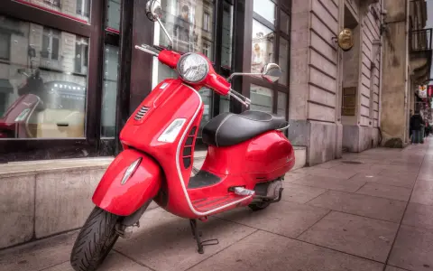 Motorower: Dowód czy prawo jazdy AM? Twoja data urodzenia decyduje!