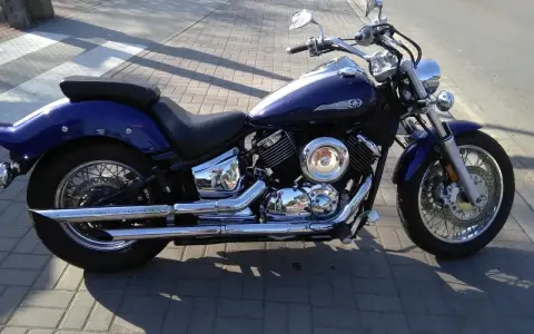 Granatowy motocykl Yamaha Drag Star 1100, z chromowanymi elementami. Idealny do podróży, jego yamaha drag star 1100 dane techniczne zachwycają.
