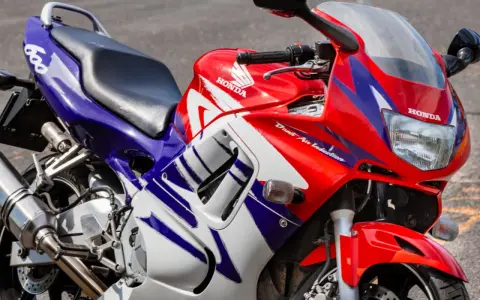 Sportowy motocykl Honda CBR F3 w czerwono-biało-niebieskich barwach.