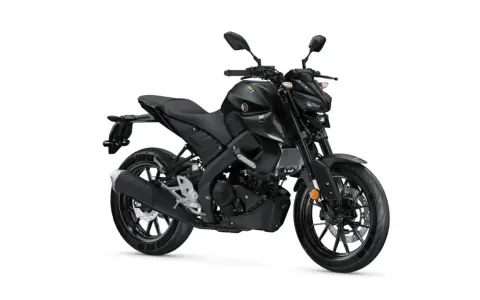 Czarny motocykl Yamaha MT-125 na białym tle. Sprawdź jego wymiary, w tym Yamaha MT 125 wysokość siedzenia, aby dopasować go do siebie.