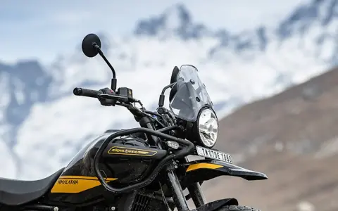 Royal Enfield Himalayan 650 gotowy na przygodę w górach.
