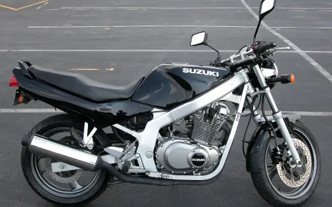 Czarny motocykl Suzuki GS 500, idealny do miasta. Poznaj jego dane techniczne i poczuj wolność na drodze.
