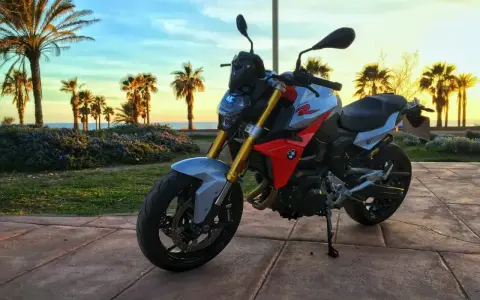 BMW F900XR na tle palem i zachodzącego słońca. Idealny motocykl na wakacyjne podróże.