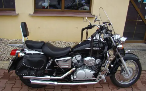 Czarny motocykl Honda Shadow 125, z sakwami i oparciem. Idealny na podróże, poznaj jego honda shadow 125 dane techniczne.