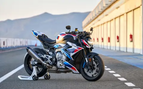 Potężny motocykl BMW M1000R w barwach M, gotowy do podboju toru wyścigowego.