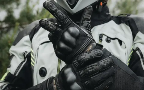 Za ciasne rękawice motocyklowe? Rozciągnij je bezpiecznie!