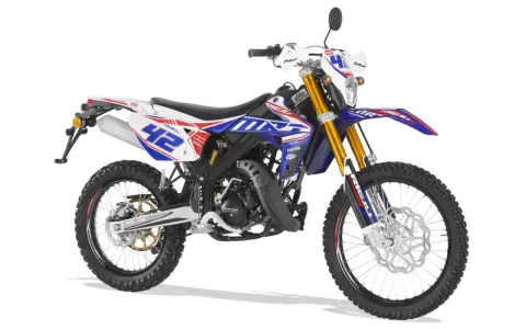 Niebiesko-biały motorower z numerem 42, idealny do nauki jazdy i zdobycia karty motorowerowej.