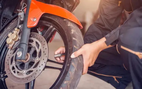 Ciśnienie w oponach motocyklowych: Czy wiesz, jak je ustawić?