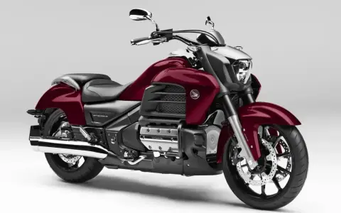 Potężna, czerwona Honda Valkyrie 1800 z chromowanymi detalami, gotowa na długie trasy.