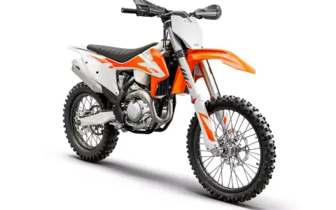 Pomarańczowo-biały motocykl KTM EXC 450, gotowy na teren. Poznaj jego dane techniczne i poczuj moc!