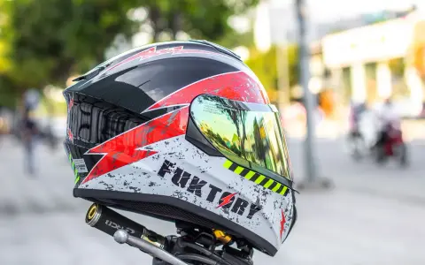 Kask motocyklowy: Jak wybrać idealny? Norma ECE 22.06 i dopasowanie