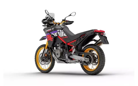 Czarny motocykl Aprilia Tuareg 660 z czerwonymi i fioletowymi akcentami, złote felgi. Dane techniczne tego modelu są imponujące.