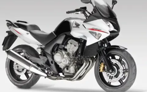 Sportowy motocykl Honda CBF 600 w kolorze białym i czarnym. Poznaj jego honda cbf 600 dane techniczne.