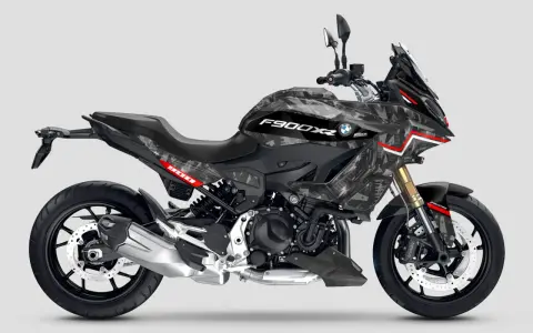 Motocykl BMW F900XR w unikalnym kamuflażowym malowaniu.
