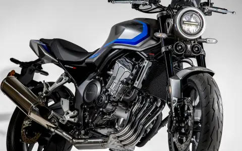 Stylowy motocykl Honda CB400 w kolorze szaro-niebieskim, z widocznym silnikiem i wydechem.