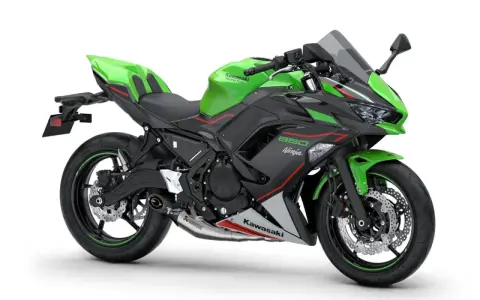 Zielony Kawasaki Ninja 650 z czarnymi akcentami i napisem "650 Ninja". Sprawdź kawasaki ninja 650 dane techniczne.