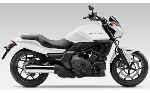 Biały motocykl Honda CTX z czarnym siedzeniem i detalami. Nowoczesny design, gotowy na każdą drogę.