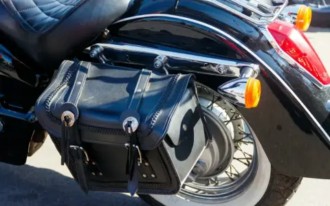 Montaż sakw motocyklowych: Krok po kroku do bezpiecznej jazdy