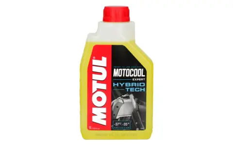 Olej motocyklowy do samochodu? Ekspert radzi: NIE!