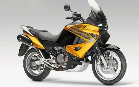 Złoty motocykl Honda Varadero 1000, gotowy na przygodę. Dane techniczne tego turystycznego potwora zachęcają do podróży.