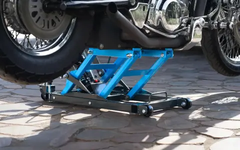 Jak zrobić podnośnik motocyklowy? Zbuduj sam, serwisuj bezpiecznie!