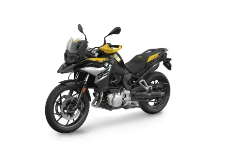 Czarno-żółty motocykl BMW F750GS gotowy na przygodę.