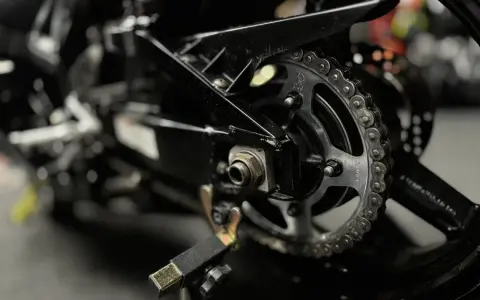 Czyszczenie łańcucha motocyklowego: Jak nie zniszczyć uszczelnień?