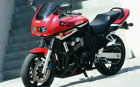 Czerwony motocykl Yamaha Fazer 600. Poznaj jego dane techniczne i poczuj wolność na drodze.