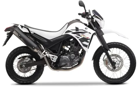 Biały motocykl Yamaha XT660R z czarnymi akcentami, gotowy na przygodę.