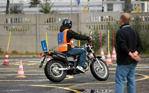 Motorower: Definicja, Prawo Jazdy, Obowiązki. Czy to dla Ciebie?