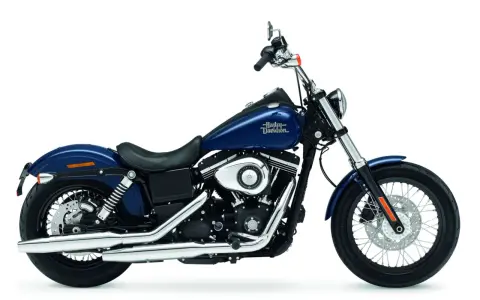 Granatowy Harley-Davidson Dyna Street Bob gotowy na podbój ulic. Klasyczny styl i moc.