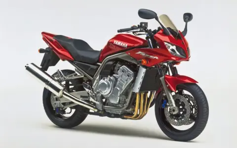 Czerwony motocykl Yamaha Fazer 1000, z widocznym silnikiem i wydechem. Choć piękny, warto pamiętać o jego potencjalnych wadach.