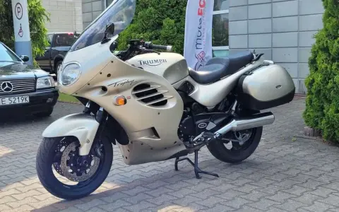 Złoty motocykl Triumph Trophy 1200, gotowy do podróży. Dane techniczne tego klasyka są imponujące.