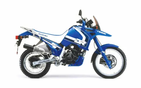 Niebieski motocykl Suzuki DR 800 BIG. Dane techniczne tego modelu to potężny silnik i terenowe możliwości.