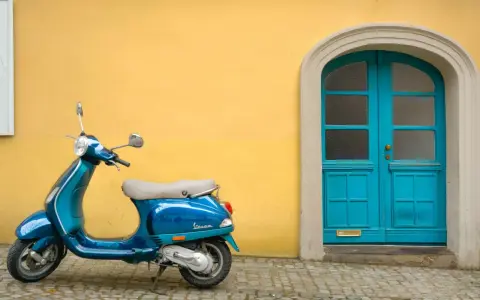 Jak wygląda motorower? Odróżnij go od skutera i wybierz swój!