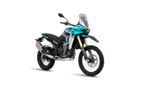Turkusowy motocykl Kove 800X Rally gotowy na przygodę.