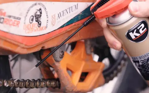 Perfekcyjne smarowanie łańcucha motocyklowego: Czy robisz to dobrze?