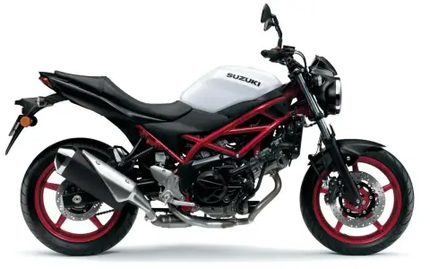 Biały motocykl Suzuki SV 650 z czerwonym stelażem, idealny do miasta. Poznaj suzuki sv 650 dane techniczne.