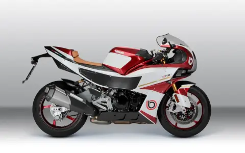 Elegancki motocykl Bimota KB4 w kolorze białym i czerwonym z brązowym siedzeniem, gotowy do jazdy.