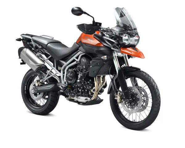 Pomarańczowy motocykl adventure Triumph Tiger 800 XC. Sprawdź jego dane techniczne i przygotuj się na wyprawę!