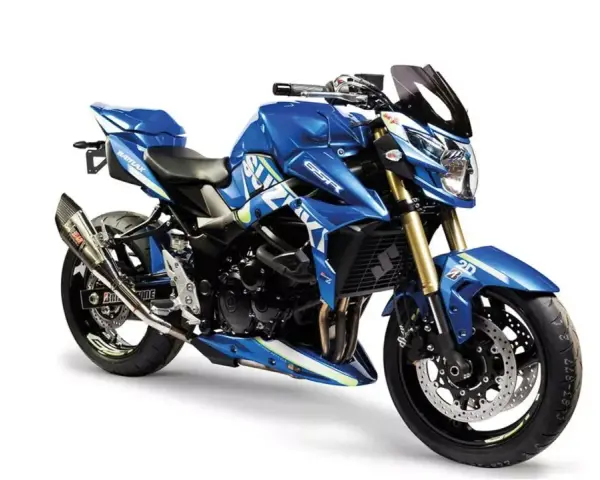 Niebieski Suzuki GSR 750 z tuningowym wydechem. Choć piękny, warto rozważyć jego wady przed zakupem.