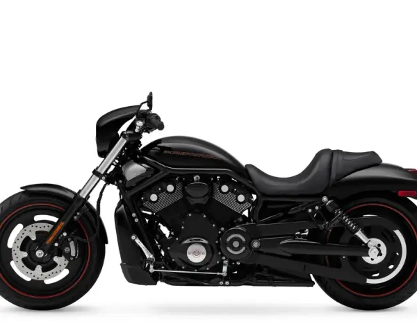 Czarny Harley-Davidson V-Rod Night Rod z czerwonymi akcentami na felgach. Potężny silnik i sportowy wygląd.