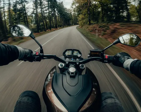 Odkryj Bieszczady na motocyklu: Trasy, porady, niezapomniane widoki